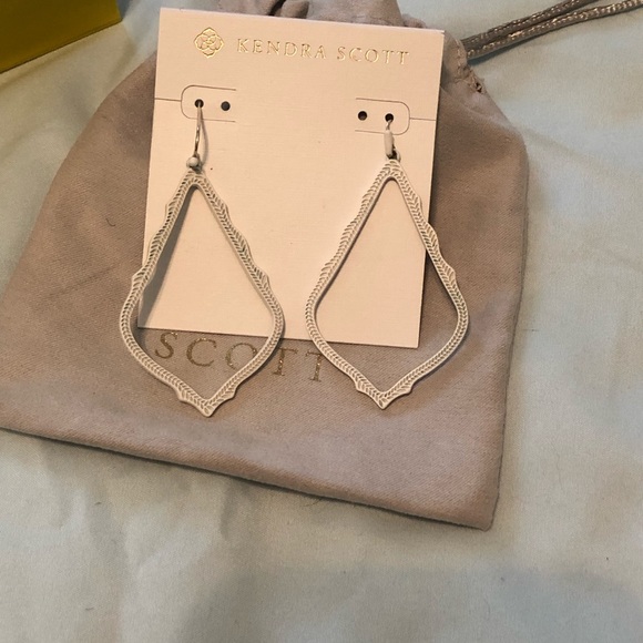 Kendra Scott Jewelry - Kendra Scott matte White Sophees